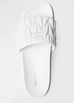 Logo Plaque Flats><noscript><img width=