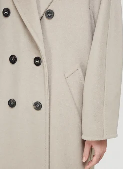 Madame Coat><noscript><img width=