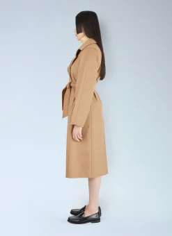 Manuela Coat><noscript><img width=